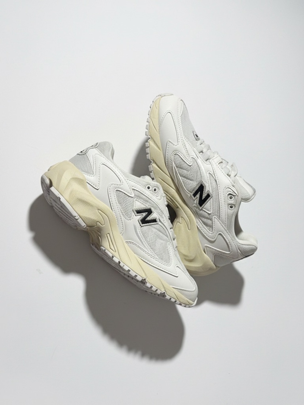 New Balance 725 White and Cream Retro Chunky Sneakers Men’s size 7